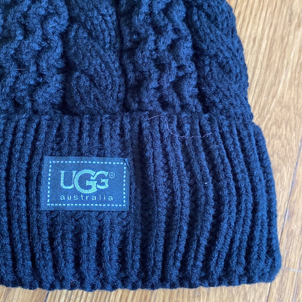 Black cable stitch hat with Pom Pom - Picture 2 of 3